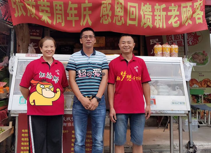 張成榮電烤雞架夫妻創(chuàng)業(yè)典范，煙臺(tái)祥和農(nóng)貿(mào)市場(chǎng)夫妻店生意火爆！